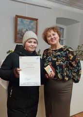 Слева – направо: А. Ленева, О. В. Семенкова – директор МБУК «ЦБС» г. Енисейска
